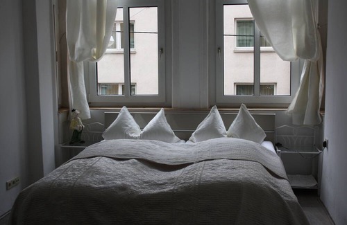 Lehen Apartment | Summer offer!charming Jugendstielappartment, Stuttgart City on Marienplatz