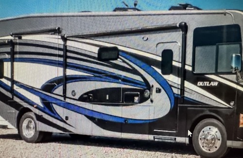 Xenia House | Luxury RV At The Farm