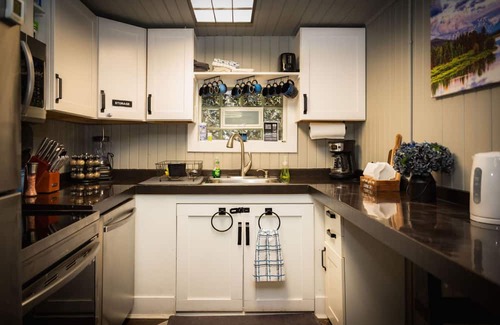 Martinsville House | Lakefront-nestled in Nirvana