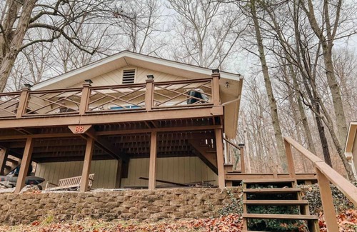 Martinsville Apartment | Two Lakefront Cabins Next Door