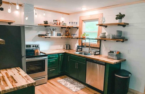 Martinsville Apartment | Two Lakefront Cabins Next Door
