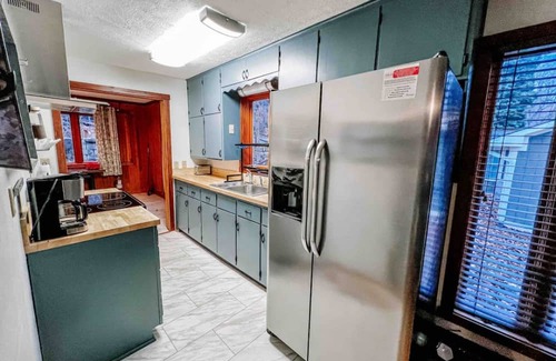 Martinsville Apartment | Two Lakefront Cabins Next Door