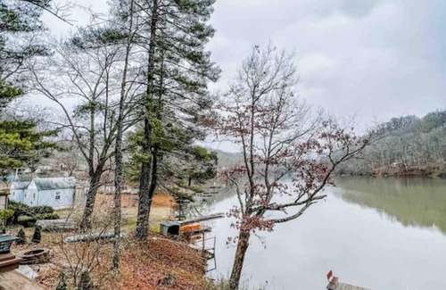 Martinsville Apartment | Two Lakefront Cabins Next Door