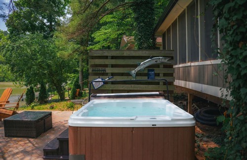 Martinsville Apartment | Cozy Cabin on Lake Front With Hot tub Firepit