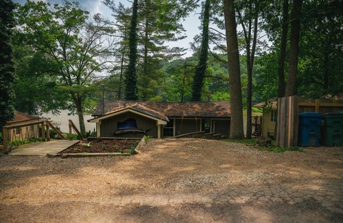 Martinsville Apartment | Cozy Cabin on Lake Front With Hot tub Firepit