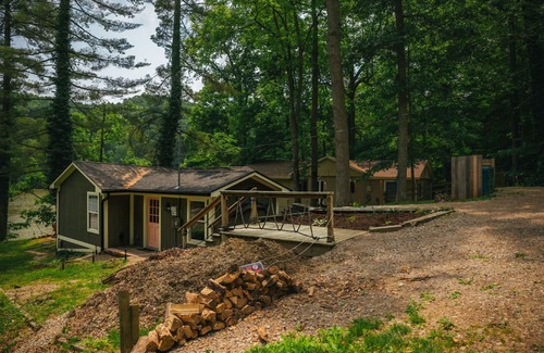 Martinsville Apartment | Cozy Cabin on Lake Front With Hot tub Firepit
