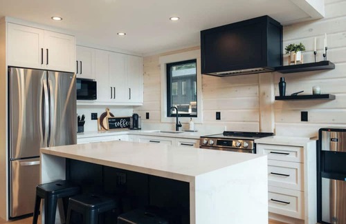 Dysart et al Cottage | Spacious 5-bedrm luxury lake house in Haliburton with sauna, wifi, 2nd cottage +