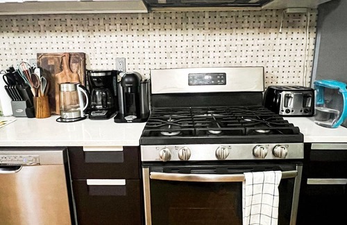 Clinton Hill Apartment | Spacious Bright 1BR in terrific Clinton Hill, Brooklyn with WiFi, Washer/Dryer