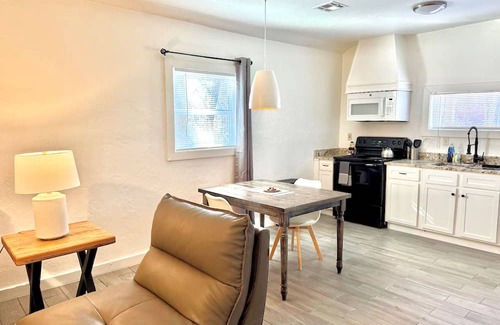 Central Oklahoma City Apartment | Updated Studio with Laundry + Full Kitchen 36B I Discount on Long Stays