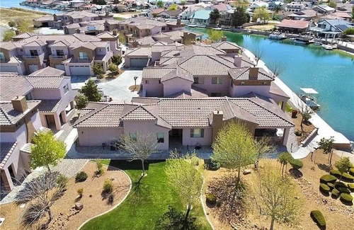 Silver Lakes Country Club House | PGA golf course condo on lake by Route 66, 2-bedrooms with WiFi, AC