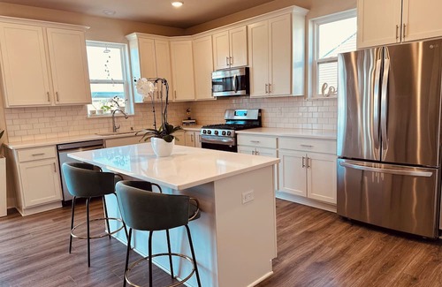 Jackson House | Cozy 3Bed 2Full Home with Attached 2.5 Garage plus extra parking. SUPER CHIC!