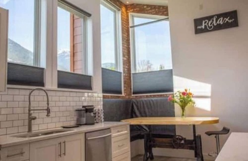 Squamish House | Serenity Haven: Captivating Sea To Sky Retreat