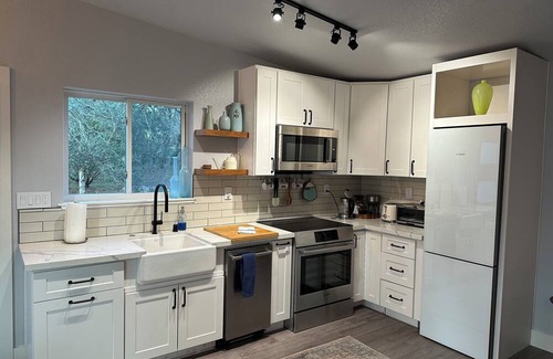 Sebastopol Cottage | Charming cottage in delightful Sebastopol with AC, WiFi