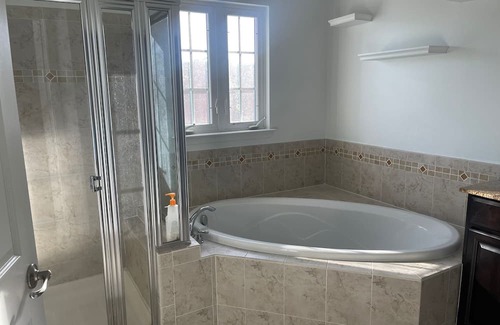 Burtonsville House | Charming 3-bedroom townhome in Burtonsville with a great view