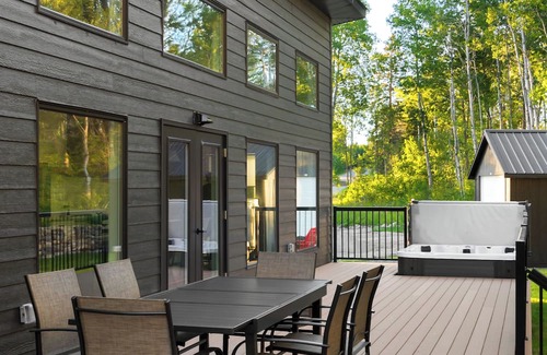Wasagaming Cabin | Luxury Clear Lake Cabin at Elkhorn Residence