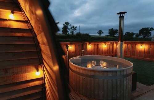 Kirkby Stephen Cabin | Romantic Rural Cosy Cabin with Hot Tub