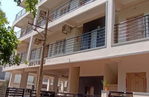 Yelahanka House | Spacious Bedroom hotel with AC and Free Wi-Fi in vibrant Bengaluru