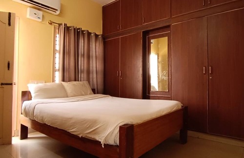 Yelahanka House | Spacious Bedroom hotel with AC and Free Wi-Fi in vibrant Bengaluru