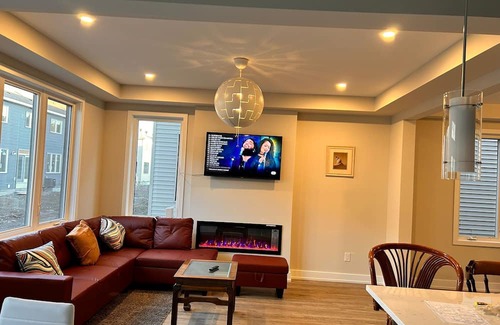 Ottawa Division House | Stylish 4BedRoom/3.5Bath in Ottawa: Modern Comfort+Self Check-In+Kitchen&Parking