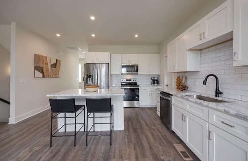 Whitebridge House | Sylvan Collective Retreat #1-5 - Mins to Midtown - Sleeps 40