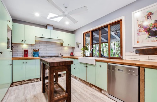 Marcoola House | Seafarer's Retreat is a renovated family property boasting room for up to 16.