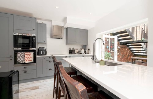 Coombe Hill Apartment | Spacious Elegance, free parking perfect for London| Pass the Keys