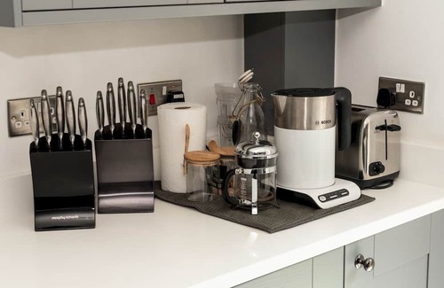 Coombe Hill Apartment | Spacious Elegance, free parking perfect for London| Pass the Keys