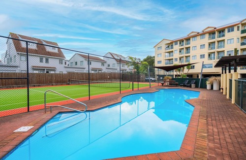 Greenlane - Ellerslie Apartment | Feel home away from home in spacious Auckland CBD apartment