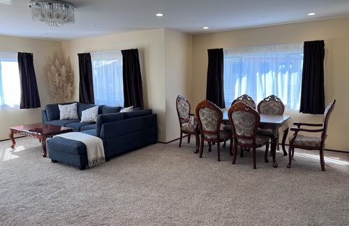 Greenlane - Ellerslie Apartment | Feel home away from home in spacious Auckland CBD apartment