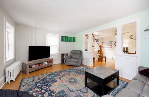 Phoenixville House | 4 bedroom 5 bed 2 bath with jacuzzi tub and steam sauna in Phoenixville AC, WiFi
