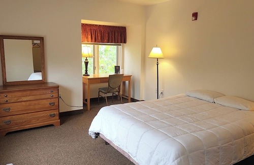 Valley Forge House | Cozy hotel in charming Phoenixville with WiFi, AC