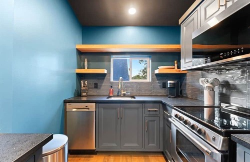 Omaha House | The Constellation Aries - Romantic-Steam Shower-Hot Tub-Table Rock Lake