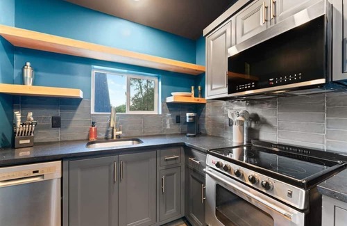 Omaha House | The Constellation Aries - Romantic-Steam Shower-Hot Tub-Table Rock Lake