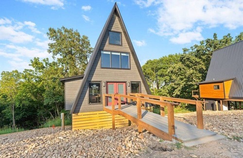 Omaha House | The Constellation Virgo - Romantic-Steam Shower-Hot Tub-Table Rock Lake