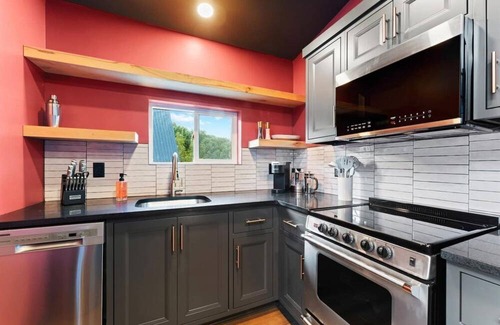 Omaha House | The Constellation Virgo - Romantic-Steam Shower-Hot Tub-Table Rock Lake