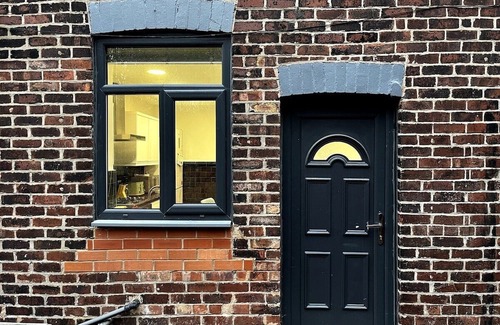 Walkden House | Tranquil 3 Bed Oasis and Parking