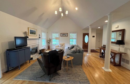 Silver Beach House | Beautiful 3+ bedroom house on Cape Cod with every amenity including pool