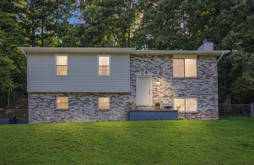 Knoxville House | NEW LISTING! Luxurious Getaway in Perfect Location by RedAwning