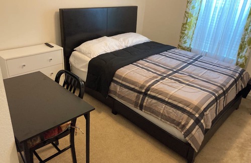 Katy House | Charming 1 story house with WiFi, AC in awesome Katy - One bedroom space