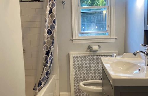 Fairfield House | Charming 3-bedroom ranch with central air in Fairfield