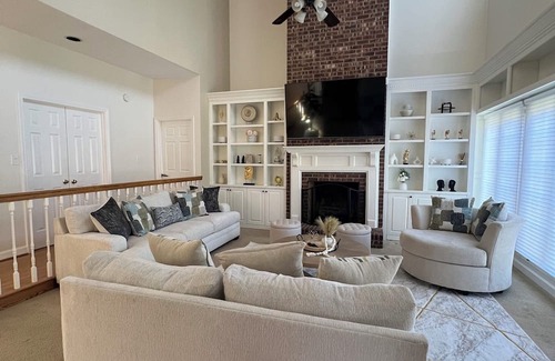 High Point House | Charming 3-bedroom house with AC, pool, WiFi in lovely High Point