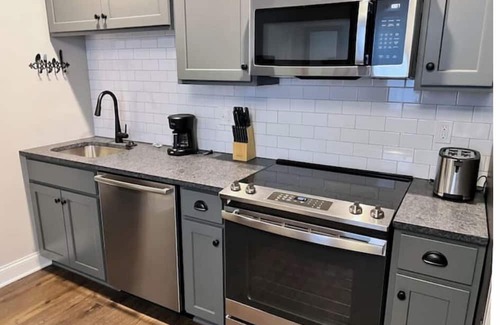 Olde Towne East Apartment | Cozy 1 Bedroom Apartment Located in Historic Olde Towne East