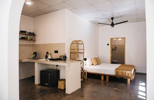 Dickwella House | Charming 1 Bedroom Studio with WiFi, AC and Kitchen in Hiriketiya Beach.