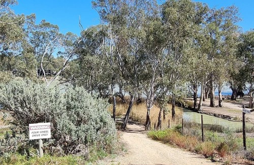 Murbko House | Rivergums Homestead - River Frontage! nWith ski beach and board walk.