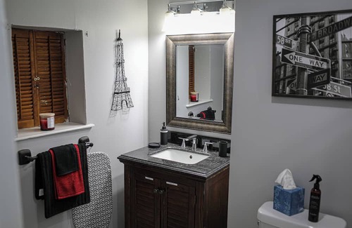 Springfield Apartment | Charming 1-bedroom apartment with WiFi, AC in lovely Springfield