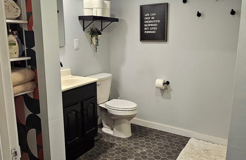 Forest City Condo | Charming Downtown Converted Garage Studio