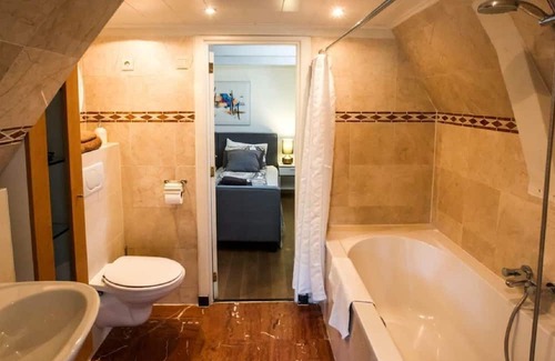 Grachtengordel-West Apartment | Indulge in Canal-Side Elegance and Comfort