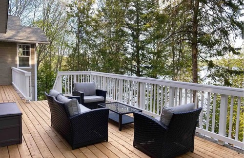 Huntsville Cottage | Water Front Cottage with dock - 5 min from the town, pet-friendly