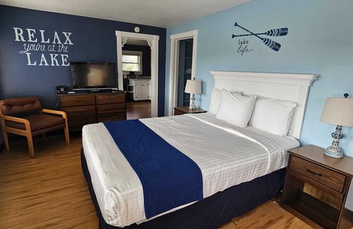 Lakeport Cabin | Cabin with 1 Queen bed & 2 Doubles /Kitchen