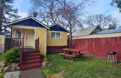 Lakeport Cabin | Cabin with 1 Queen bed & 2 Doubles /Kitchen
